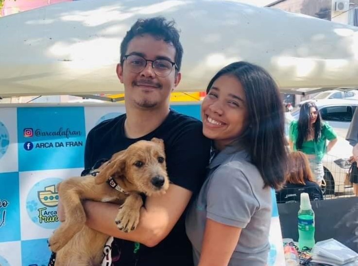 O jornalista do Vale 24 Horas Matheus Luan, Thaynara e o cãozinho Chopper, adotado em uma das feiras da 